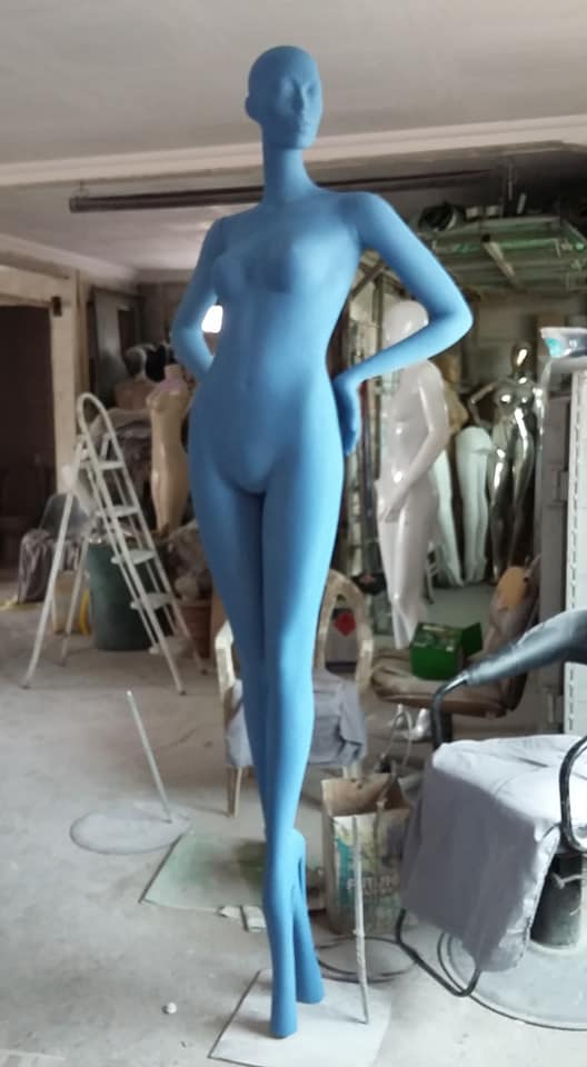 Manequim restaurado pela Plasmetal Fava - acabamento profissional azul